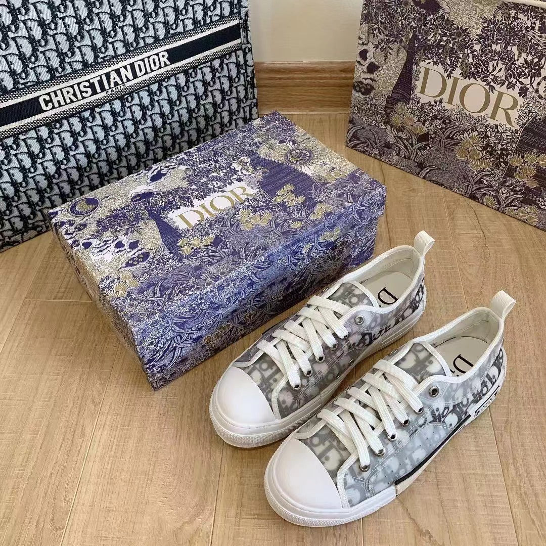 White and Black Low-Top Sneaker T845